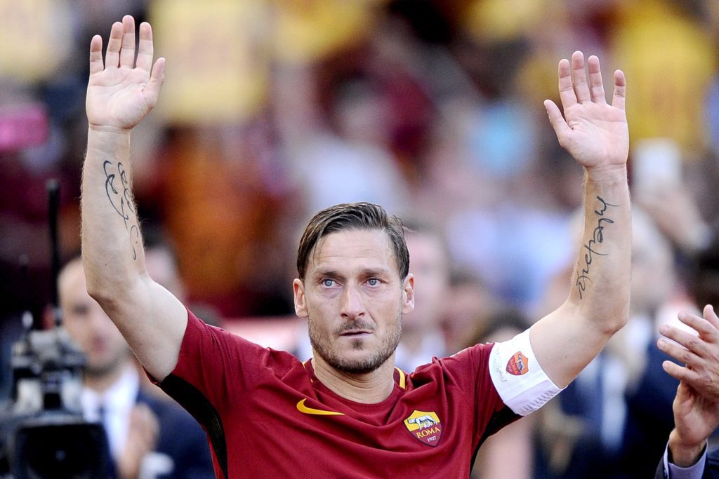 TOTTI OCCHI LUCIDI LASCIA IL CALCIO GIOCATO