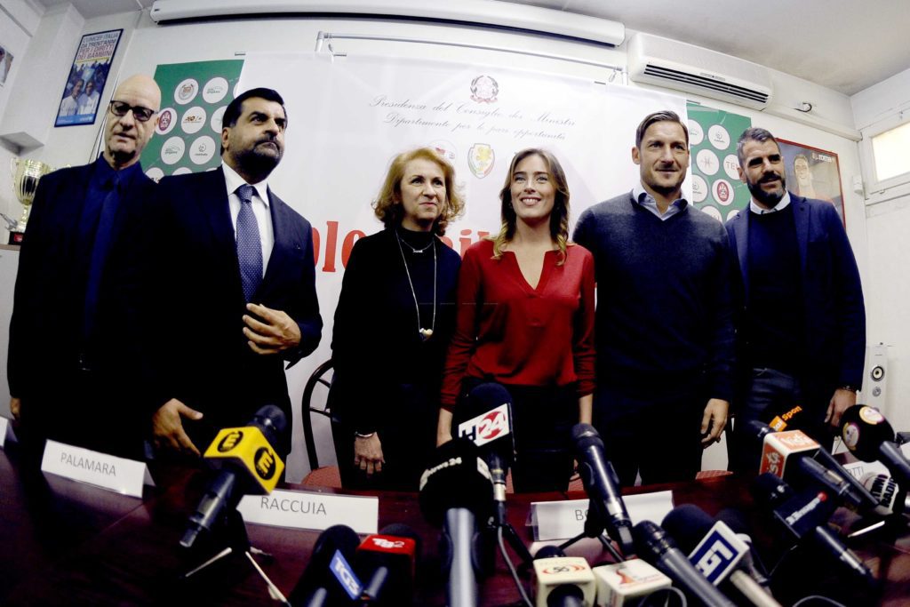 GRUPPO ALLA LONGARINA CON TOTTI PERROTTA PERUZZI LA BOSCHI e la mamma di SARA Dipietropaolo