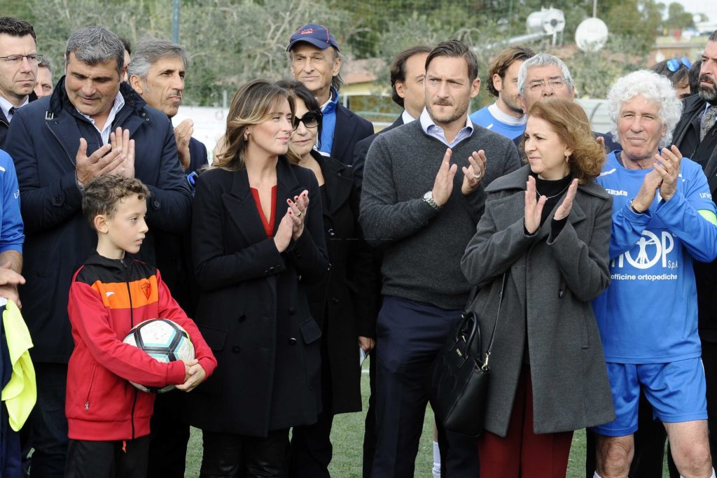 TOTTI PERUZZI LA BOSCHI con la mamma di SARA DIPIETRANTONIO CONTRO LA VIOLENZA ALLE DONNE