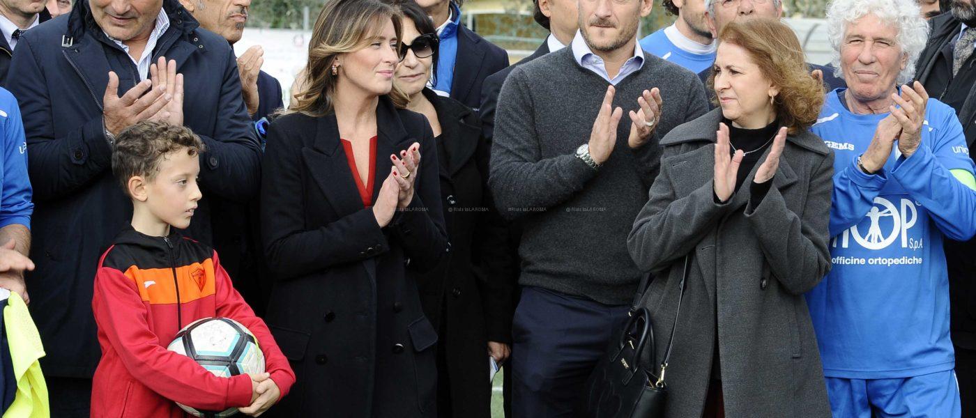 TOTTI PERUZZI LA BOSCHI con la mamma di SARA DIPIETRANTONIO CONTRO LA VIOLENZA ALLE DONNE