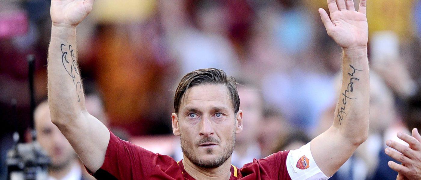 TOTTI OCCHI LUCIDI LASCIA IL CALCIO GIOCATO